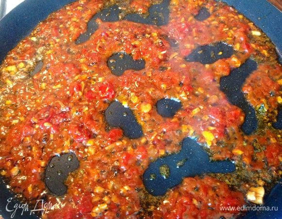 Добавляем 2-3 чайных ложки аджики и снова слегка обжариваем.