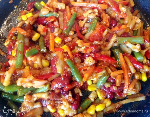 Я брала просто пакет мороженных овощей, обязательно чтобы там были бобовые, поэтому на сковороду я еще добавляю размороженные овощи и 1 ст ложку кетчупа+щепотку соли+1 ст ложку сахара. Немного это все протушить без крышки.