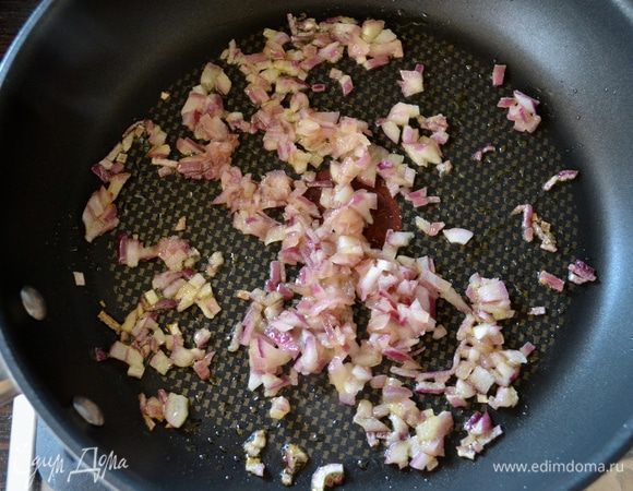 Цукини вымыть и нарезать небольшими кубиками. Лук-шалот мелко нарезать. В сковороде разогреть 2 ложки оливкового масла и обжарить шалот пару минут. 