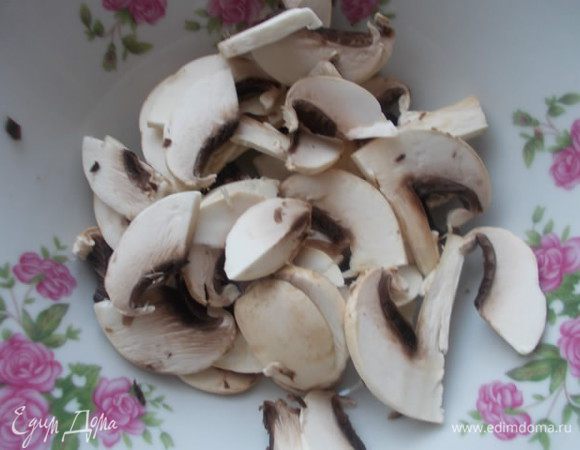 Шампиньоны порезать пластинками.