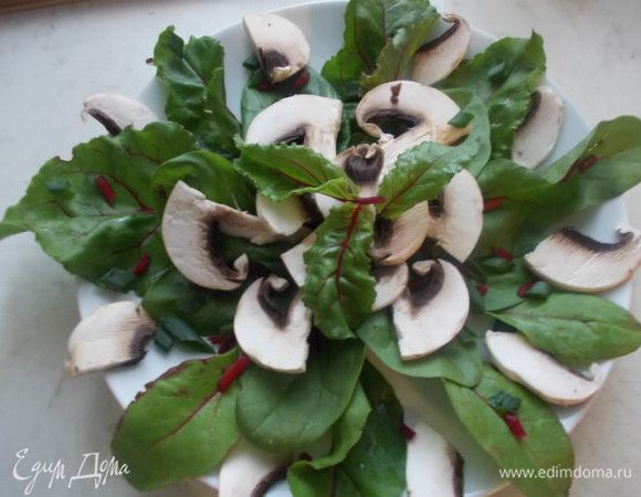 Листья свеклы и шпинат выложить на тарелку, посыпать лучком и стеблями листьев свеклы, выложить сверху грибы.
