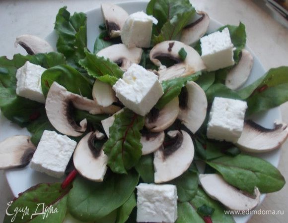 Затем порезать кубиками творог и выложить сверху.