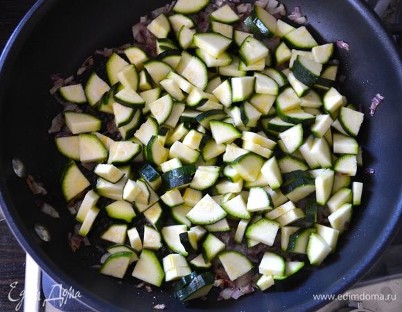 Следом добавьте нарезанные цукини, посолите, добавьте пару ложек воды, накройте крышкой и тушите овощи на среднем огне около 15 минут.