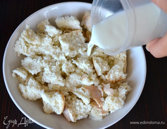 Цельнозерновой хлеб (у меня на этот раз были остатки не цельнозерновой булки) залить рисовым молоком и отставить в сторону.