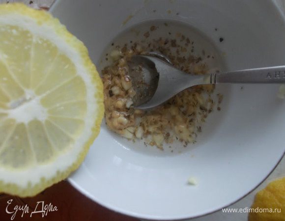 Смешать масло, измельченный чеснок, горчицу и орегано, можно при желании посолить. Добавить несколько капель лимонного сока.