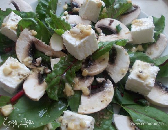 Полить салат заправкой.