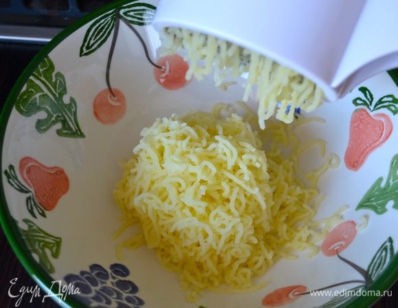 Вареный картофель очистить и пропустить через пресс или просто как следует размять. Выложить в миску.