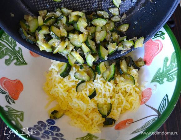 Добавить к нему цукини и перемешать.