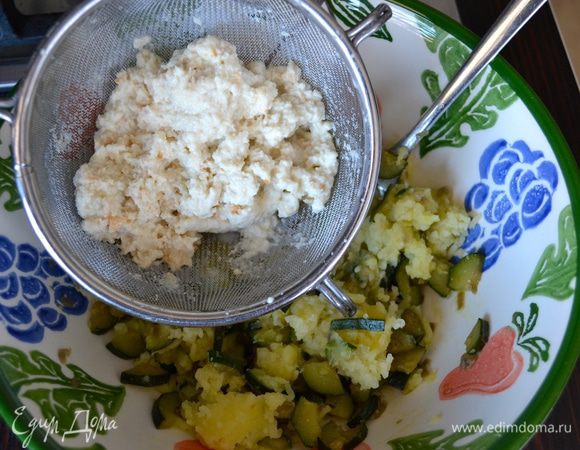 Замоченный хлеб как следует отжать от молока и добавить к овощам. 