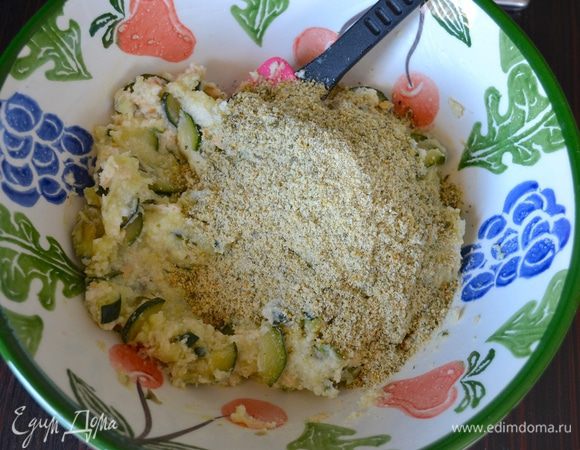 Тыквенные семечки измельчить в блендере и тоже добавить в полученную смесь. Отрегулировать количество соли и перца.