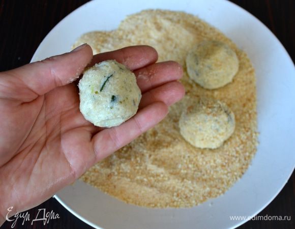 Смоченными в холодной воде руками сформировать шарики-колобки размером с грецкий орех.
