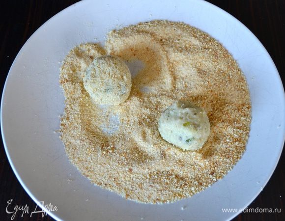 Обвалять их в смеси панировочных сухарей, куда по желанию можно добавить мелко изрубленную кинзу (или петрушку, как у меня).