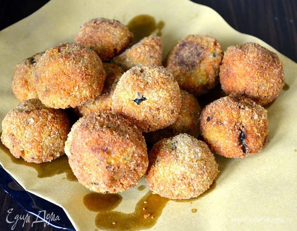 А это уже обжаренные во фритюре шарики из цукини! ) Готовим точно также, только не запекаем в духовке.
