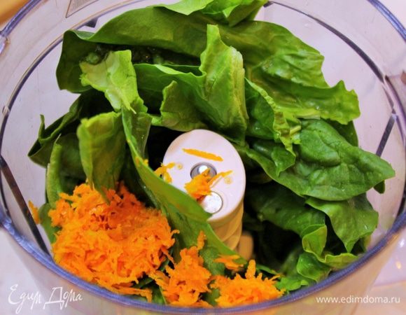 Сливочное масло растопить, но оно не должно быть горячим. Шпинат и растопленное сливочное масло поместить в чашу комбайна или блендера, добавьте апельсиновый  сок и цедру с одного большого апельсина. 
Взбить все до однородности кашицы. 