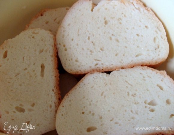 Хлеб залить айраном, дать пропитаться, потом отжать.