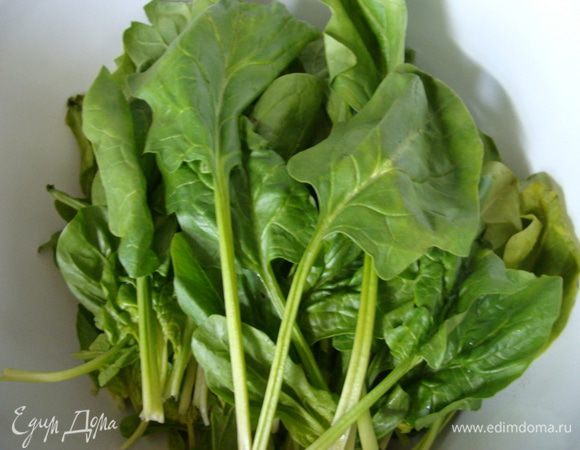 Шпинат промыть и обсушить.