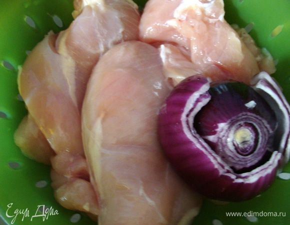 Подготовить куриное филе и лук.