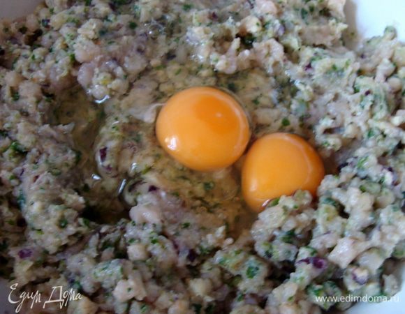Добавить яйца, соль и смесь перцев (по желанию).
Вымесить фарш и убрать на час в холодильник, накрыв пленкой.