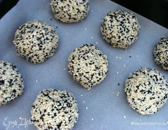 Приготовить емкость с водой. Это необходимо для того, чтобы смачивать руки перед формированием каждого шарика.
Кунжут конечно можно взять только одного вида, белый, но при соотношении черного и белого кунжута 1/4, вкус шариков заметно изменятся! На одну часть черного, 4 части белого!
Сформировать шарики, обвалять их в кунжуте.
Выпекать при 180* 35 минут. 
Время, конечно, зависит от размера шариков! Не пересушите)