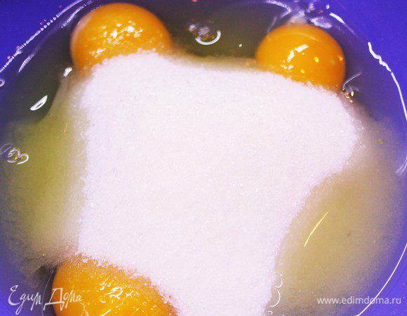 Яйца с сахаром немного взбить венчиком. Добавить муку с разрыхлителем, ванильный сахар и шпинатную массу. 
