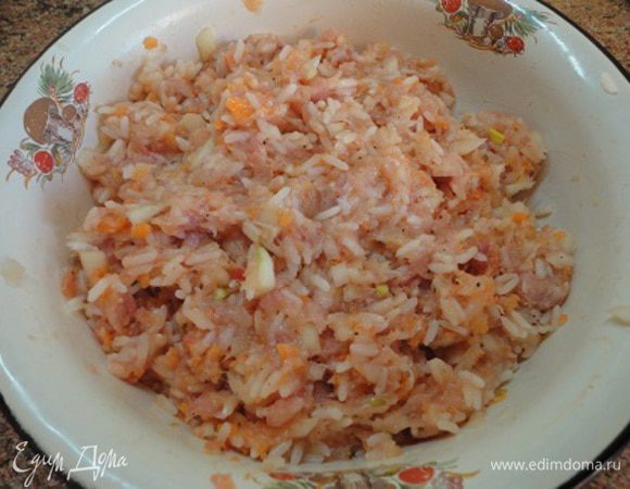 Рис варю 10 минут. Сливаю воду, даю остыть и добавляю к фаршу. Теперь надо посолить и поперчить по вкусу и добавить базилик (тоже по вкусу). Все перемешать.