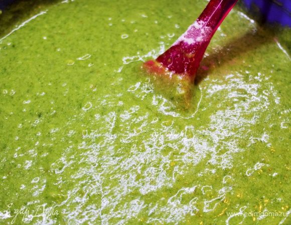 Все ингредиенты соединить, хорошо перемешать.
Вылить тесто на небольшой противень (33-22 см), застеленный пергаментом. Поставить в заранее разогретую до 200 градусов духовку на 10-12 минут. Бисквит печется очень быстро.

