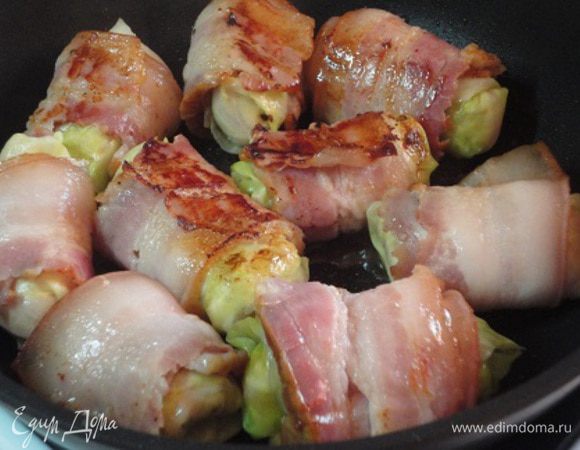 Сырокопченую грудинку нарезаю тонкими полосками (можно и готовую в нарезке купить) и заворачиваю в них часть готовых голубцов. Обжариваю их на сковороде с антипригарным покрытием без масла.