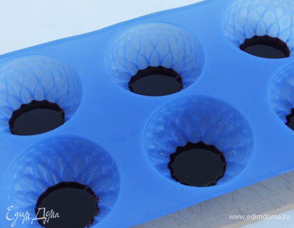 Приступим к черничному желе.  Замочить желатин в холодной воде и дать набухнуть. Растопить набухший желатин и смешать с соком черники или смородины. 
Вылить в формочки на дно. Чтобы желе было равномерным по размеру, я использовала шприц с делениями. Вылить желе в формочки и дать застыть в холодильнике.

