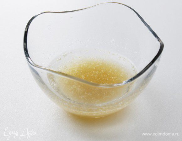 Приступим к приготовлению лимонного мусса.
Желатин замочите в 5 ст. ложках холодной воды. 