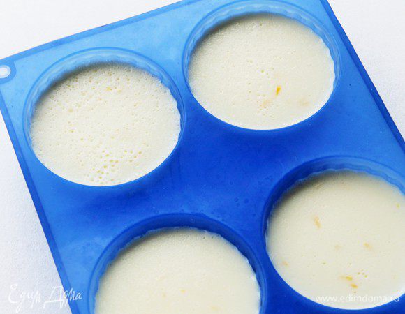 Выливаем мусс на застывшее заранее желе из черники и отправляем в морозилку на 4 часа, а лучше на ночь. 