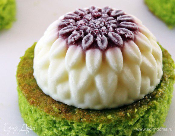 Извлекаем мусс из формы. Из готового бисквита вырезаем диски нужного размера. Размер должен быть больше чем замороженный мусс. У меня диск 10 см, а мусс 7 см. 
Взбиваем сливки, и с помощью кондитерского мешка украшаем  вокруг мусса в виде жемчужин. 
Десерт должен постоять, чтобы мусс разморозился.  
Готовый десерт подаем к столу и наслаждаемся. Приятного аппетита!