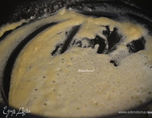 Растопить сливочное масло, добавить муку и, помешивая, готовить 10 мин.