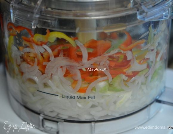 Добавим в блюдо тонко порезанный лук, сладкий очищенный перец, сельдерей порезанный. Готовим 8 мин. Затем очищенный и порезанный чеснок и сухой или свежий тимьян. Готовим еще 1 мин. Убавим огонь.