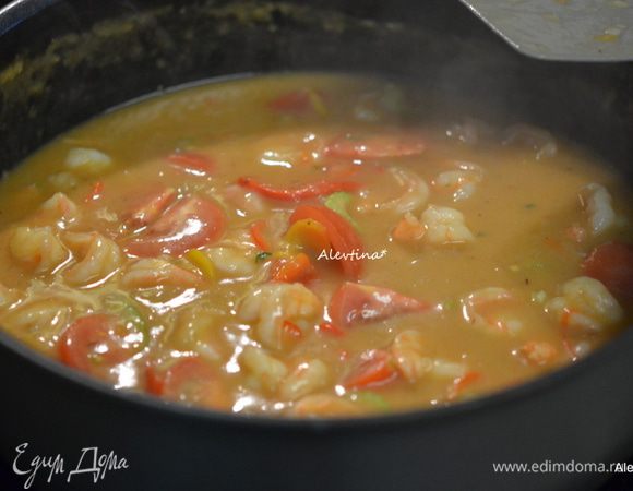 Перемешаем бульон. Добавим помидоры, крупные порежем на части, каджунскую специю, вустерширский соус. Готовим 20 мин.  По окончанию времени добавим соль, черный перец по вкусу и соус пряный или несколько капель Табаско.