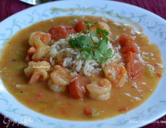 Приготовим на гарнир рис как сказано по инструкции (у меня коричневый рис). Выложим рис по центру, вокруг креветки и овощи с соусом. Польем по желанию соком половинки лимона, посыпаем зеленым луком и зеленью. Приятного аппетита.