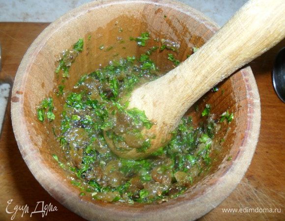 В ступке смешать мелко нарезанный зеленый орегано, если нет замените сушенным, порезанный изюм, вино, щепотку соли и 1/2 ст. л. оливкового масла.