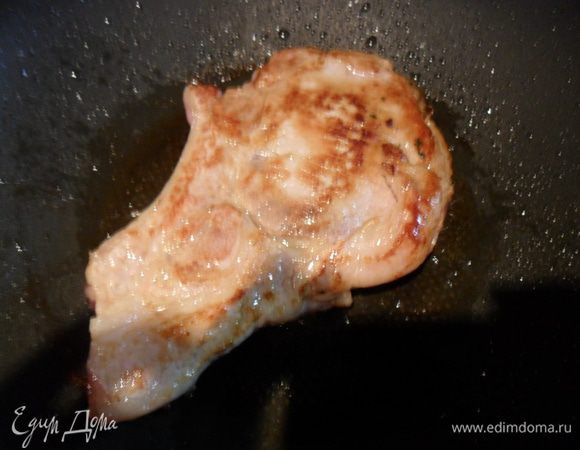 Вложить начинку в мясо и обжарить на раскаленной сковороде постоянно переворачивая, чтоб мясо подрумянилось с двух сторон одинаково. Можете при желании еще отправить на минут 15 в разогретую духовку. 