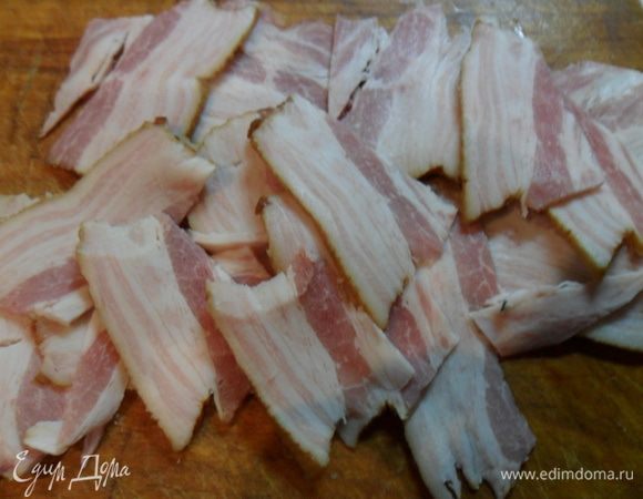 Бекон порезать тонко, тонко.