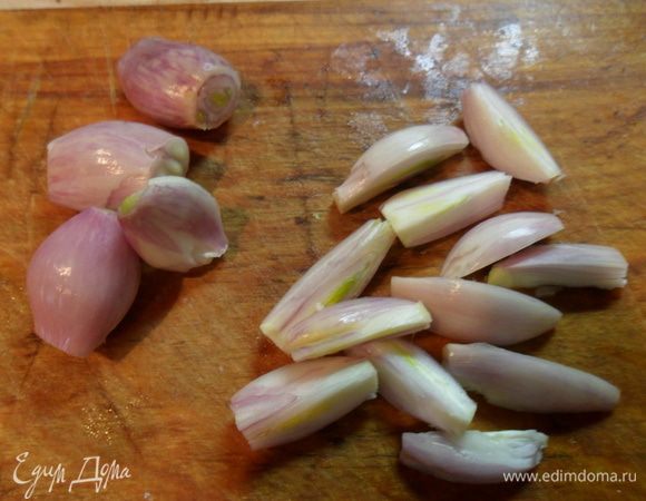Лук-шалот нарезать на 4 части.
