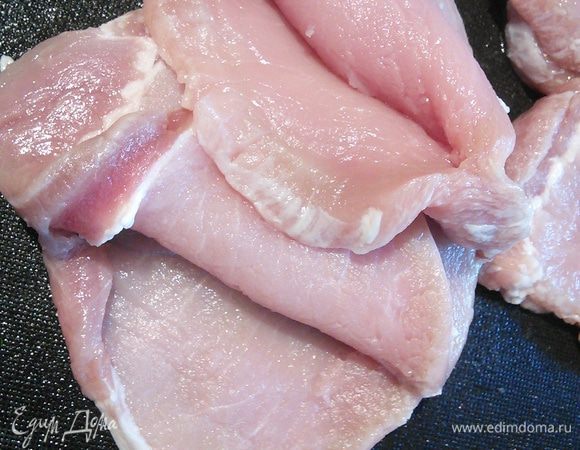 Корейку порезать на битки, толще, чем обычно, прорезать острым ножом кармашки, аккуратно, не до конца. 