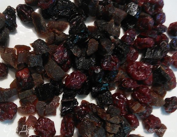 Курагу, чернослив нарезать мелко, добавить изюм. 