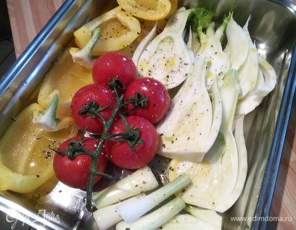 Овощи могут быть любые. Их порезать, посолить, поперчить, сбрызнуть оливковым маслом. Выложить в форму для запекания. 