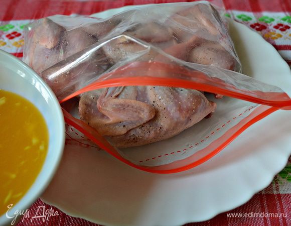 Их необходимо уложить в пакет, налить приготовленный фреш и герметично закрыть пакет-слайдер (со специальным замком-зажимом). Если такого пакета у вас нет, то можно положить перепёлок в обычный пакет и, выпустив лишний воздух, плотно закрыть. Положить пакет на 30 минут в холодильник.