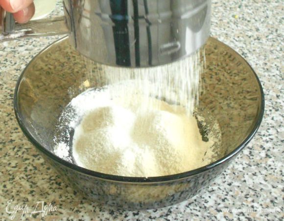 Разделите работу на два этапа: вечером испеките корж и сварите крем, а на следующий день соберите и украсьте торт. Коржам необходимо отдохнуть в течении ночи, да и вам так будет легче.  Я не нашла с списке кондитерскую муку, а в рецепте должно быть 100 гр муки обычной и 120 гр кондитерской муки.

Начните с приготовления кондитерской муки- это смесь обычной муки с кукурузным крахмалом. Возьмите 1 стакан муки (120 гр), удалите из него 2 ст. л. муки (без горки) и добавьте 2 ст. л. кукурузного крахмала. Полученную кондитерскую муку нужно перемешать и просеять несколько раз.