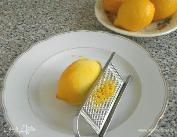 Разогреть духовку до 175°С. Снять цедру с одного лимона и выжать сок.