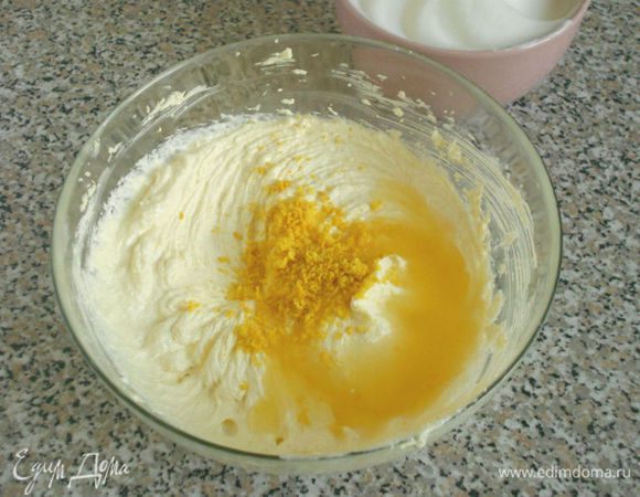 В отдельной миске соединить муку, кондитерскую муку, разрыхлитель и соль, постепенно просеять в масляную смесь и перемешать. Тесто получается достаточно густое, поэтому необходимо добавить молоко 6-8 ст. л. 
