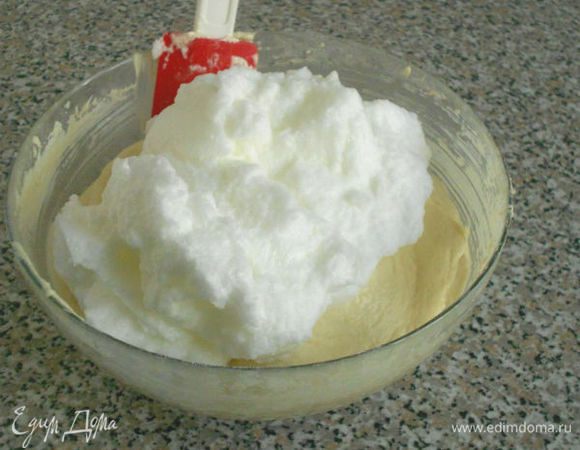 Сверху порциями выложить взбитые белки и перемешать складывающими движениями.