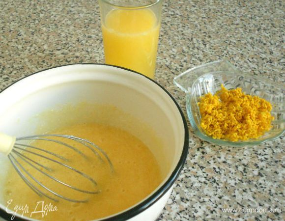 Лимонный крем (Lemon curd) традиционно готовится на водяной бане. Помните, что миска с кремом не должна касаться воды. Снять тёркой цедру с лимонов и выжать из них сок. В металлической миске смешать желтки и сахар и взбить до однородной массы (примерно 1 минуту).