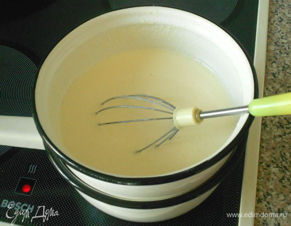 Добавить лимонный сок и цедру, взбить и поставить на водяную баню.
Продолжать взбивать смесь до загустения (8-10 минут) или пока она не станет светло-жёлтого цвета.