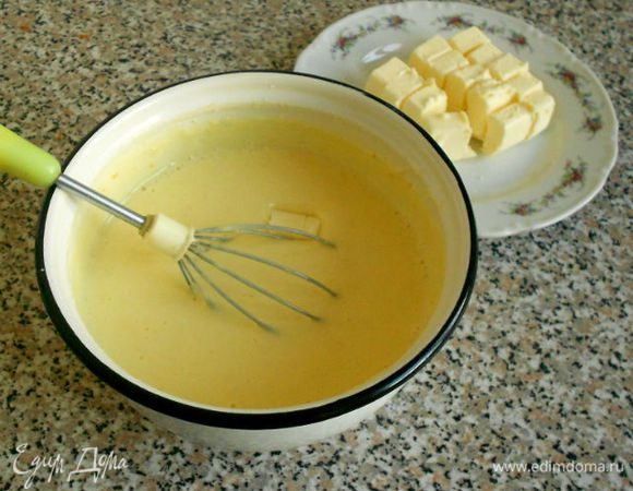 Снять смесь с бани и по кусочку добавить в неё холодное масло, хорошо размешивая и до полного расплавления предыдущего.